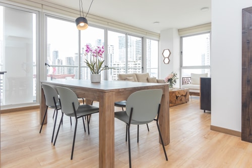 Luxury 2 bedroom apt free parking & balcony