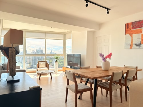 Luxury 3BR Cityview apt, parking & balcony