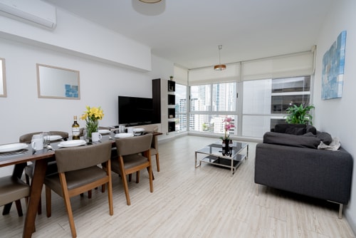 Apt 2 bedroom free parking  & pool