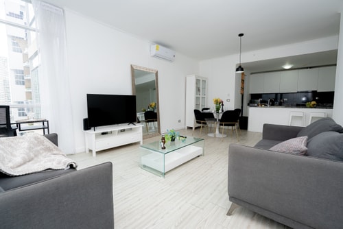 Apt 2 bedroom free parking  & pool