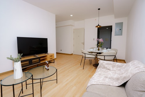 2 bedroom apt free parking & balcony