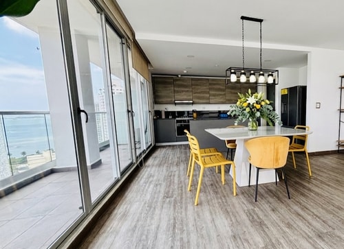 24th-Floor 3BR Penthouse with Stunning Views