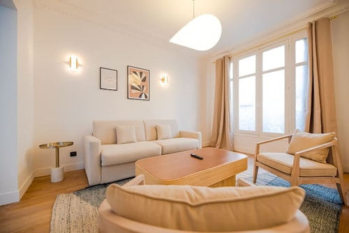 Beautiful apartment in Reims facing the Cathedral