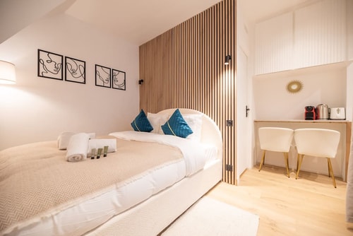 Romantic Escape near Eiffel Tower