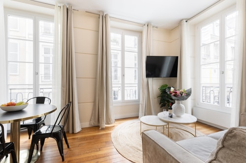 Live the True Parisian Experience near The Louvre