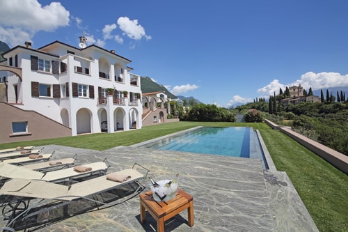 Tenuta Sorgente - Private estate with two pools and lake views, close to town Villas in Italy