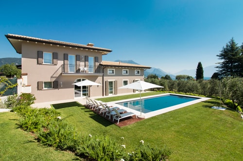 Villa Dahna - Lakeside villa with heated pool Villas in Italy