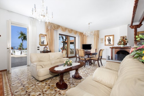 Villa Bionda, with sea views and private pool 16 Villas in Italy