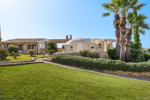 Villa Catrice - Seafront villa with private pool 39 Villas in Italy