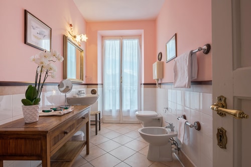Villa Dia, Lakeside Luxury Retreat 30 Villas in Italy
