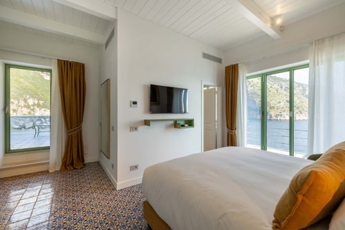 Isola del Poeta, Private Island with Pool & Chef 22 Villas in Italy