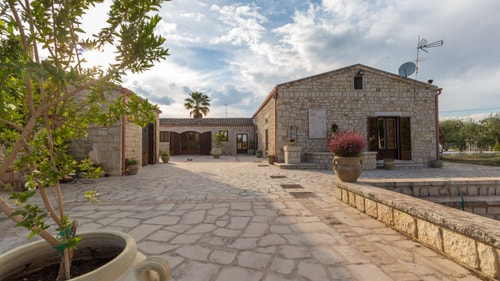 Villa Vista Serena, Traditional Estate in Rural Modica 41 Villas in Italy