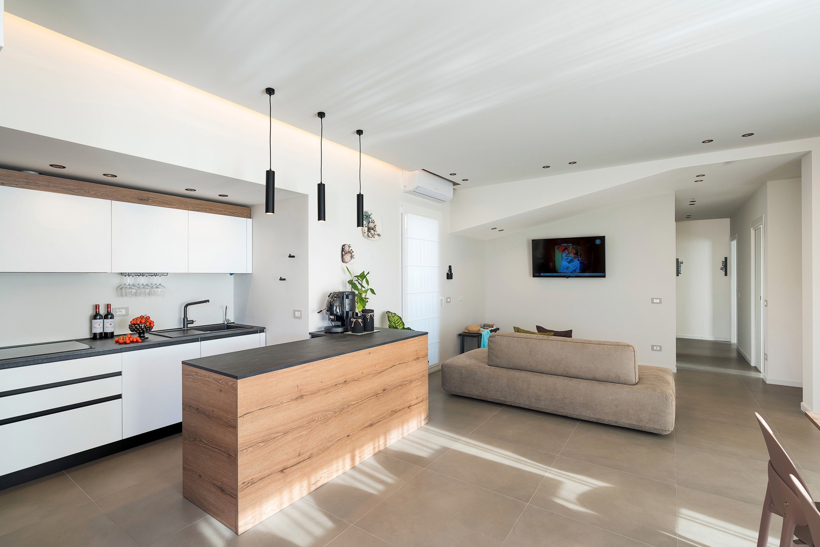Stunning modern villa near the sea 7 Villas in Italy