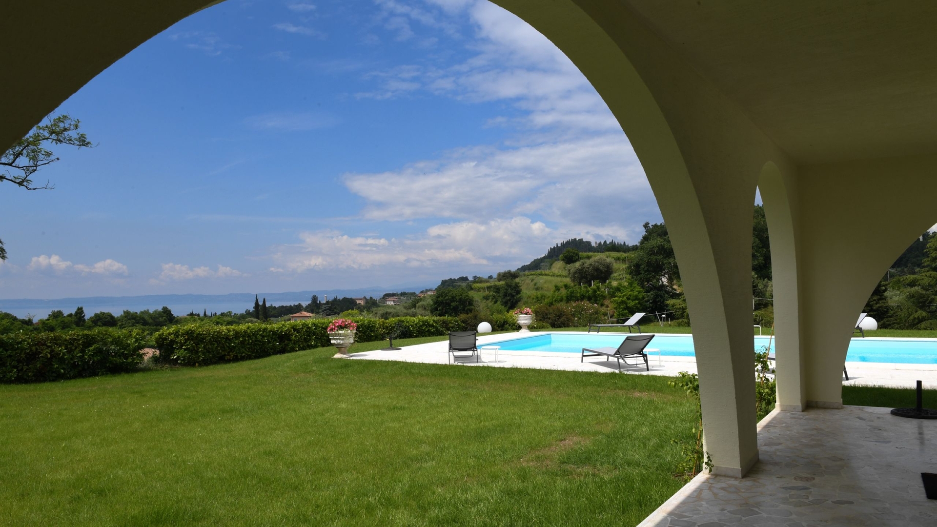 Villa Menestrella - private with swimming pool and lake views 18 Villas in Italy