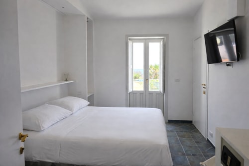 Villa Seranta, sea front villa near town 18 Villas in Italy