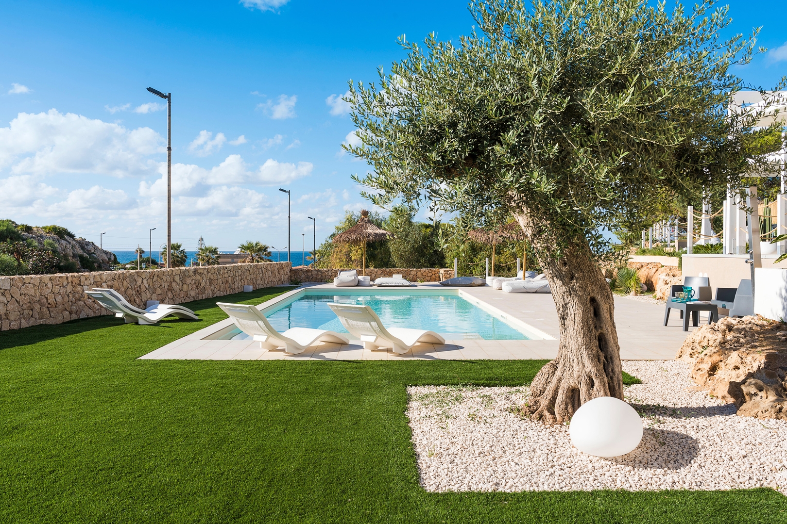 Stunning modern villa near the sea 36 Villas in Italy