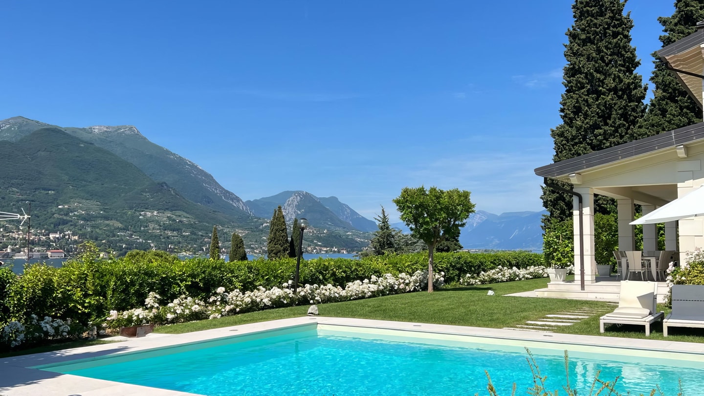 Villa Acquabella with lake views and pool Villas in Italy