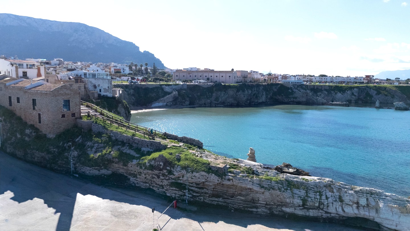 Villa Terrasini, Contemporary Jewel Near the Sea Villas in Italy