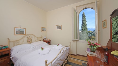 Villa Cadenza - Private villa with lake views 22 Villas in Italy