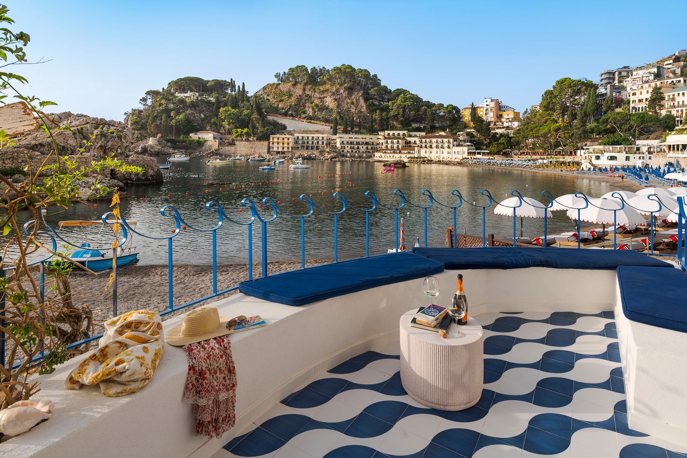 Casa Mazzaro, Taormina apartment 20 metres from the beach Villas in Italy