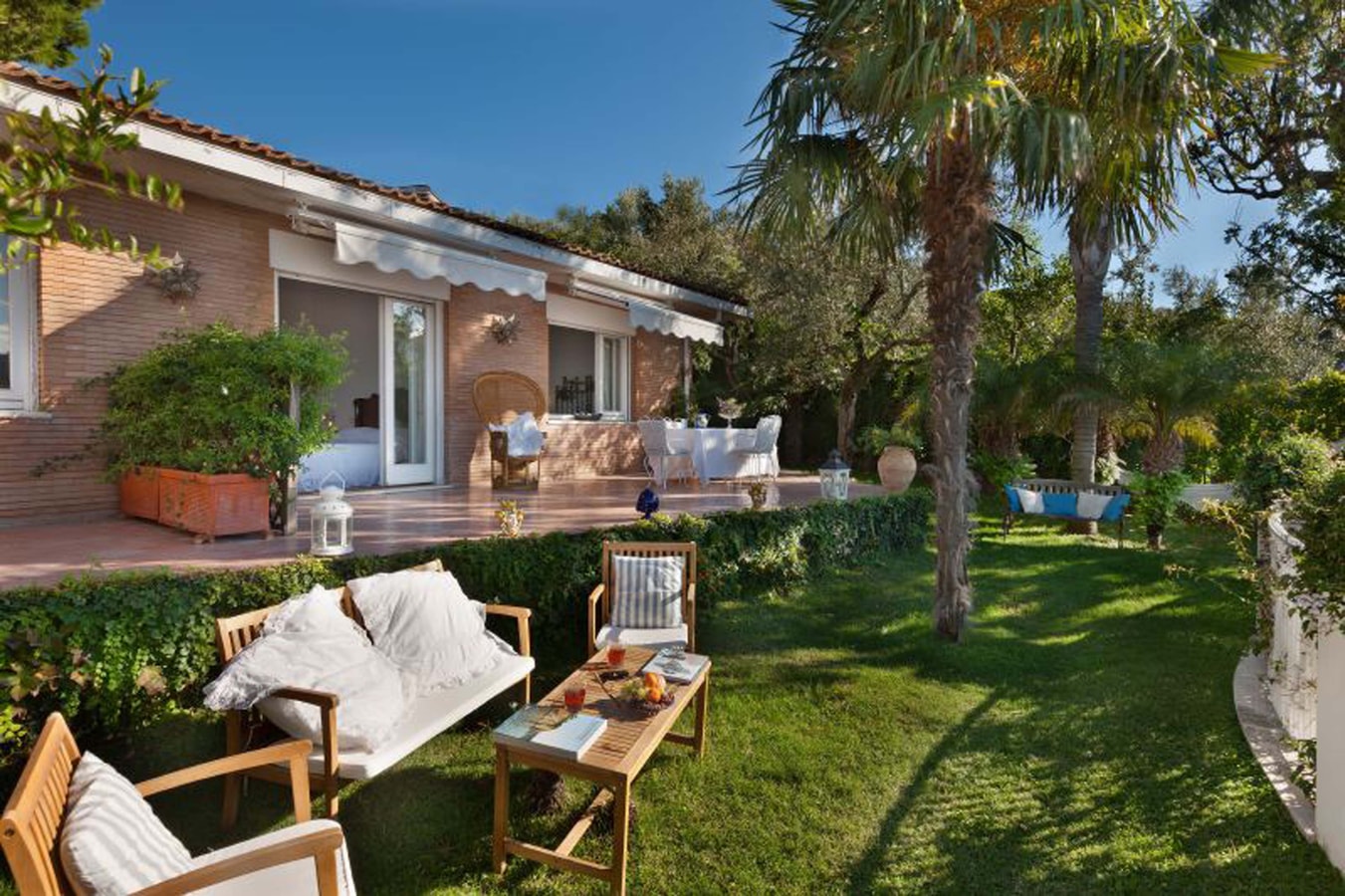 Casa Le Onde, with private terrace, shared pool Villas in Italy