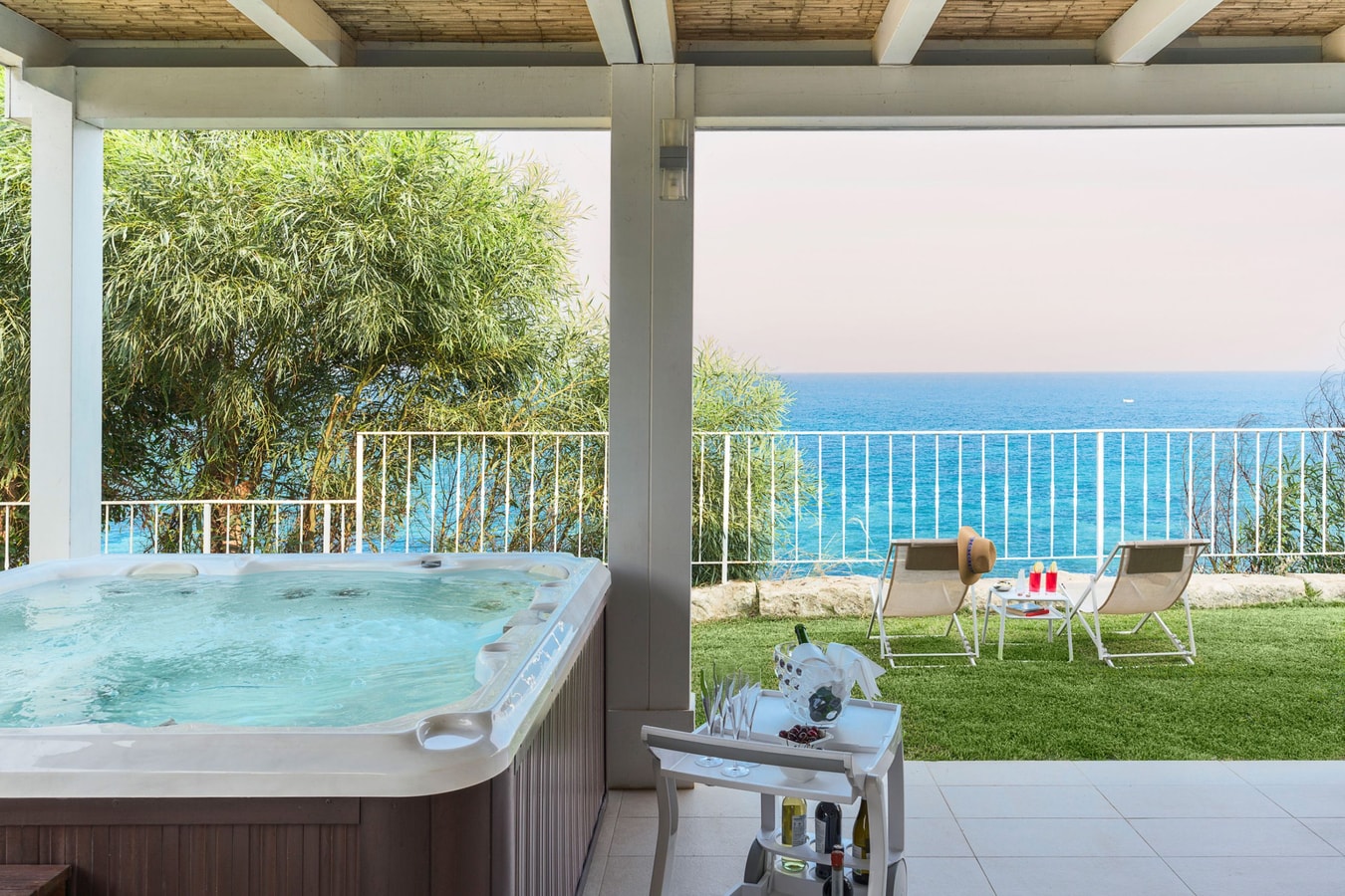 Villa Saveria (6 Guests) - Seafront with jacuzzi 2 Italian Breaks