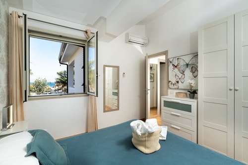 Corrado Residence  - Private villa with independent apartments 6 Italian Breaks