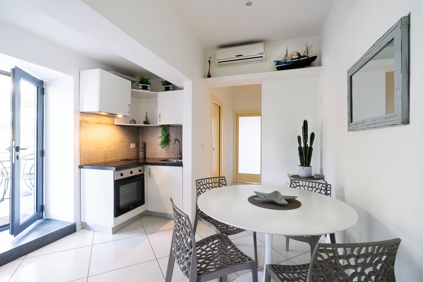 Villa Anemone (Iris) - sea front apartment 4 Italian Breaks