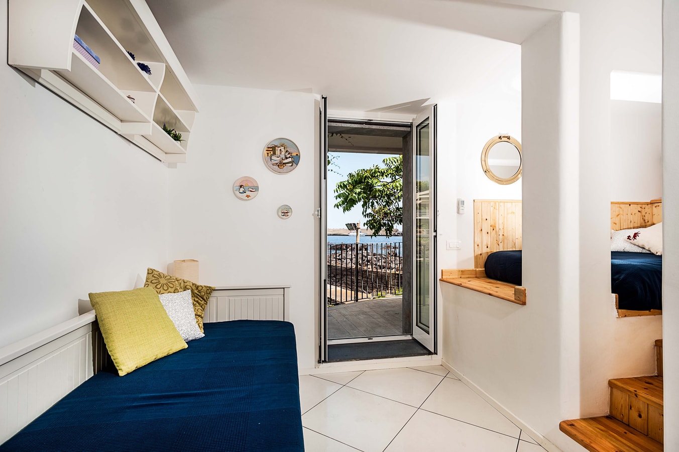 Villa Anemone (Iris) - sea front apartment 12 Italian Breaks