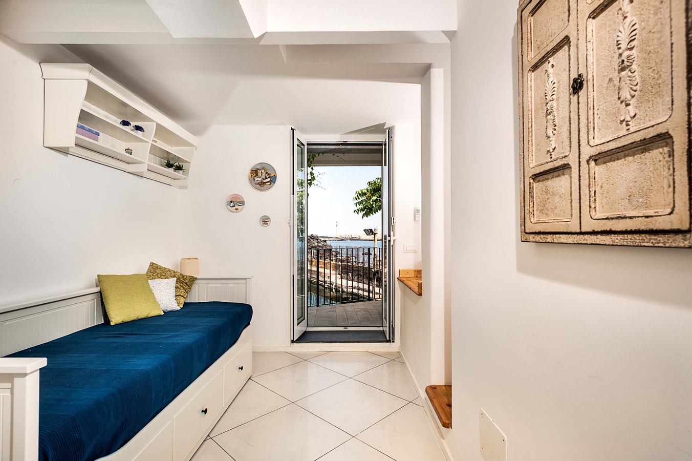 Villa Anemone (Iris) - sea front apartment 14 Italian Breaks