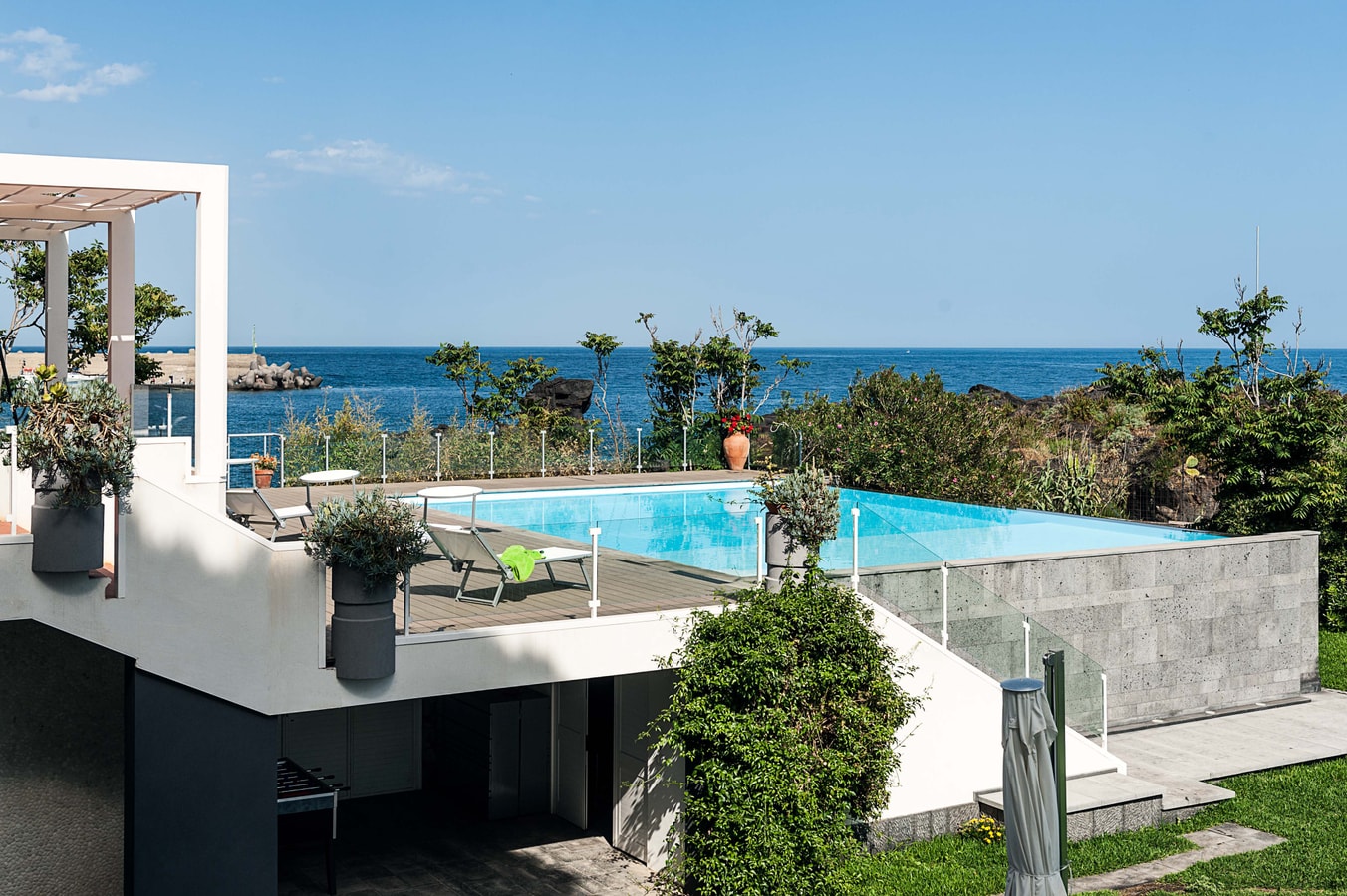 Villa Anemone (Iris) - sea front apartment 19 Italian Breaks