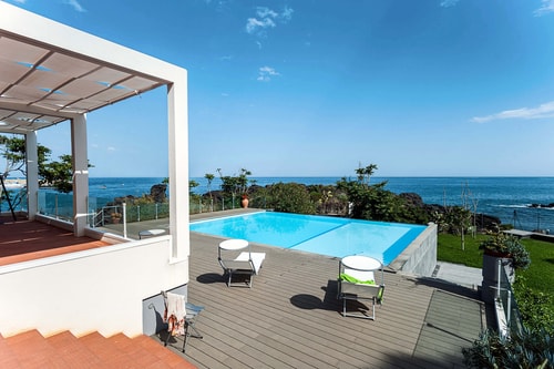 Villa Anemone (Razza) sea front apartment 0 Italian Breaks
