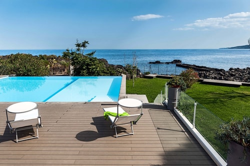 Villa Anemone (Razza) sea front apartment 1 Italian Breaks