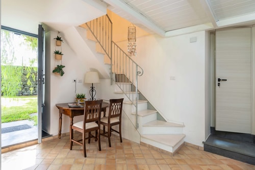 Villa Anemone (Razza) sea front apartment 8 Italian Breaks