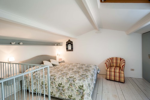 Villa Anemone (Razza) sea front apartment 18 Italian Breaks