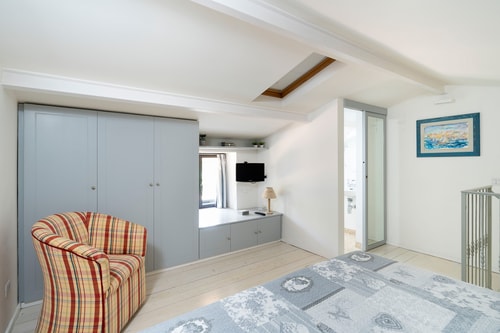 Villa Anemone (Razza) sea front apartment 20 Italian Breaks