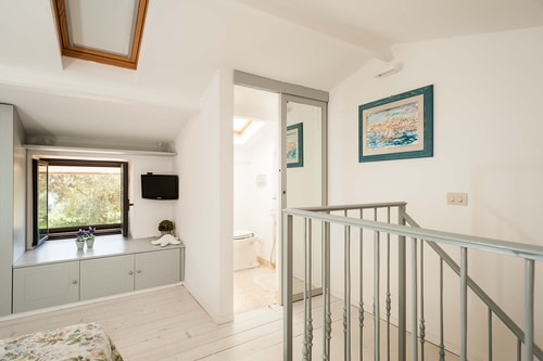 Villa Anemone (Razza) sea front apartment 21 Italian Breaks
