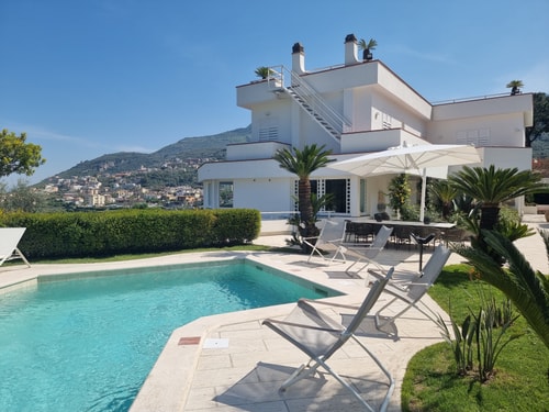 Villa Batista with swimming pool and sea views 8 Italian Breaks