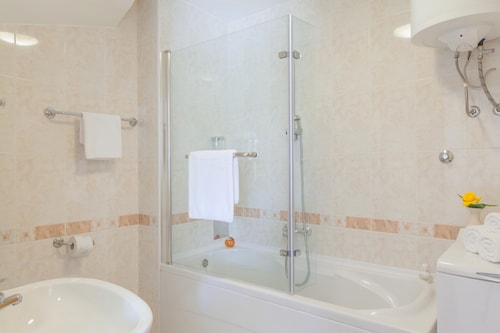 Villa Luka - Modern villa with private heated pool 13 My Villa Breaks