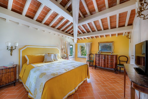 Country villa with a private swimming pool in Tuscany 12 Italian Breaks