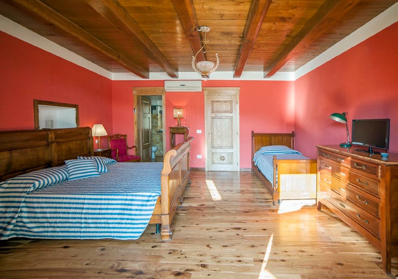Villa Vibrante - 14 Guests - Independent Villa with pool 15 Italian Breaks