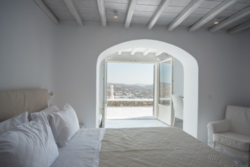 Luxury modern villa with swimming pool in Mykonos 25 My Villa Breaks