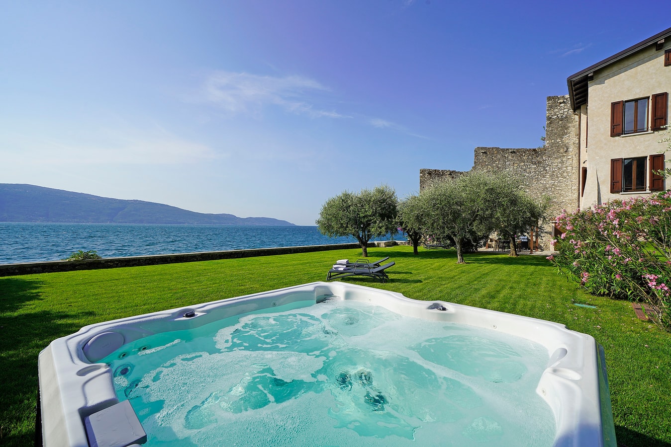 Villa Pamina - Lakeside villa with Jacuzzi and lake access Italian Breaks
