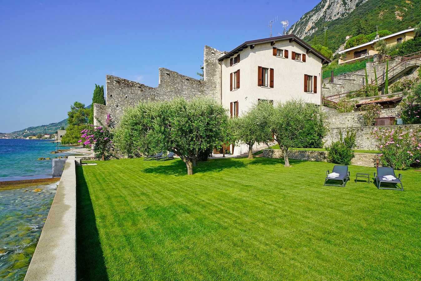 Villa Pamina - Lakeside villa with Jacuzzi and lake access 1 Italian Breaks
