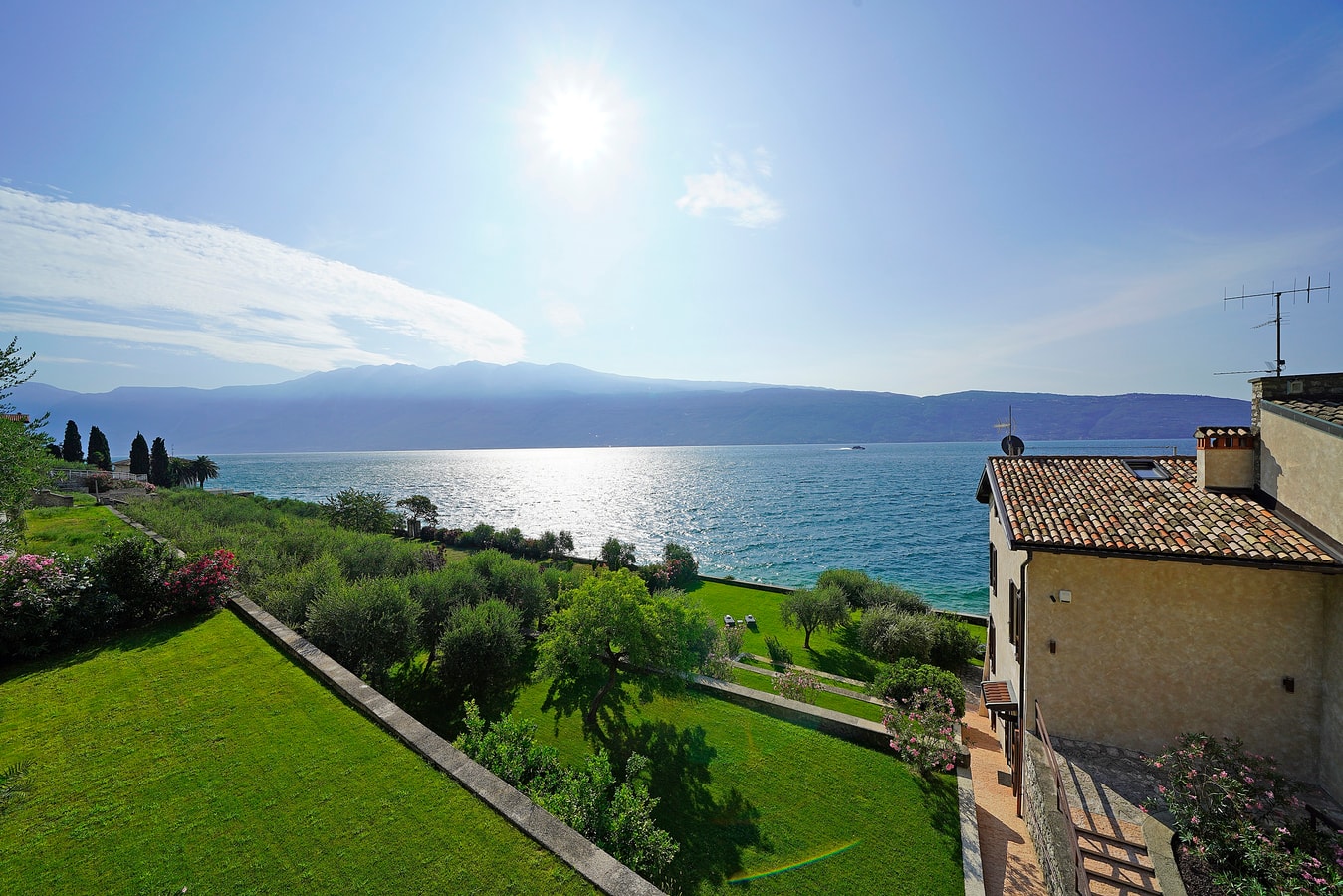 Villa Pamina - Lakeside villa with Jacuzzi and lake access 16 Italian Breaks