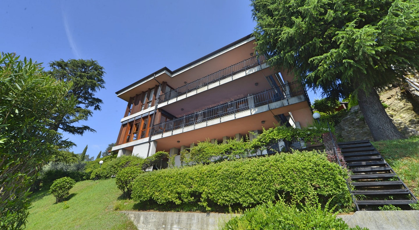 Villa Nilda - Private lakefront property with pool 1 Italian Breaks