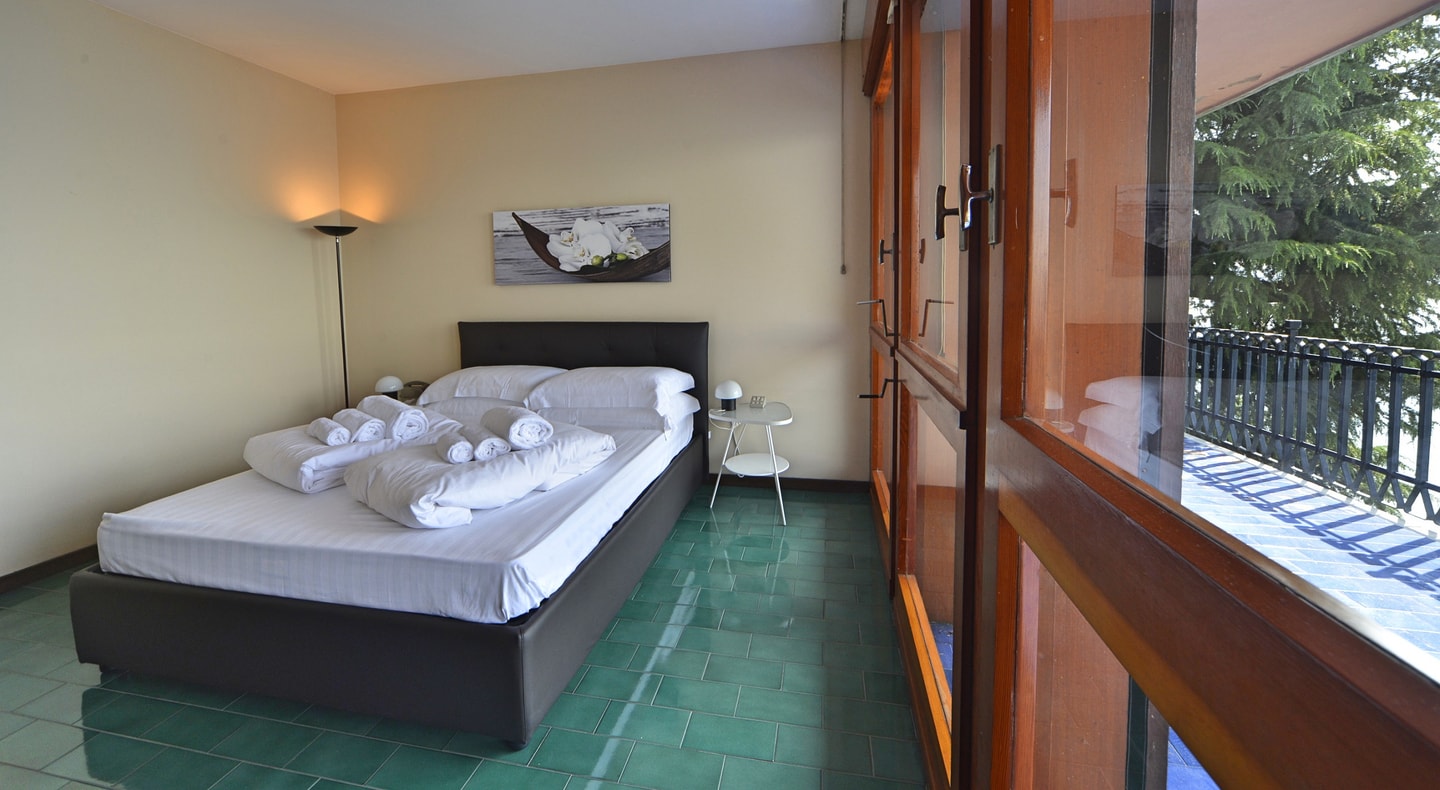 Villa Nilda - Private lakefront property with pool 12 Italian Breaks