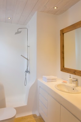 Luxury private villa with swimming pool and sea views 18 My Villa Breaks