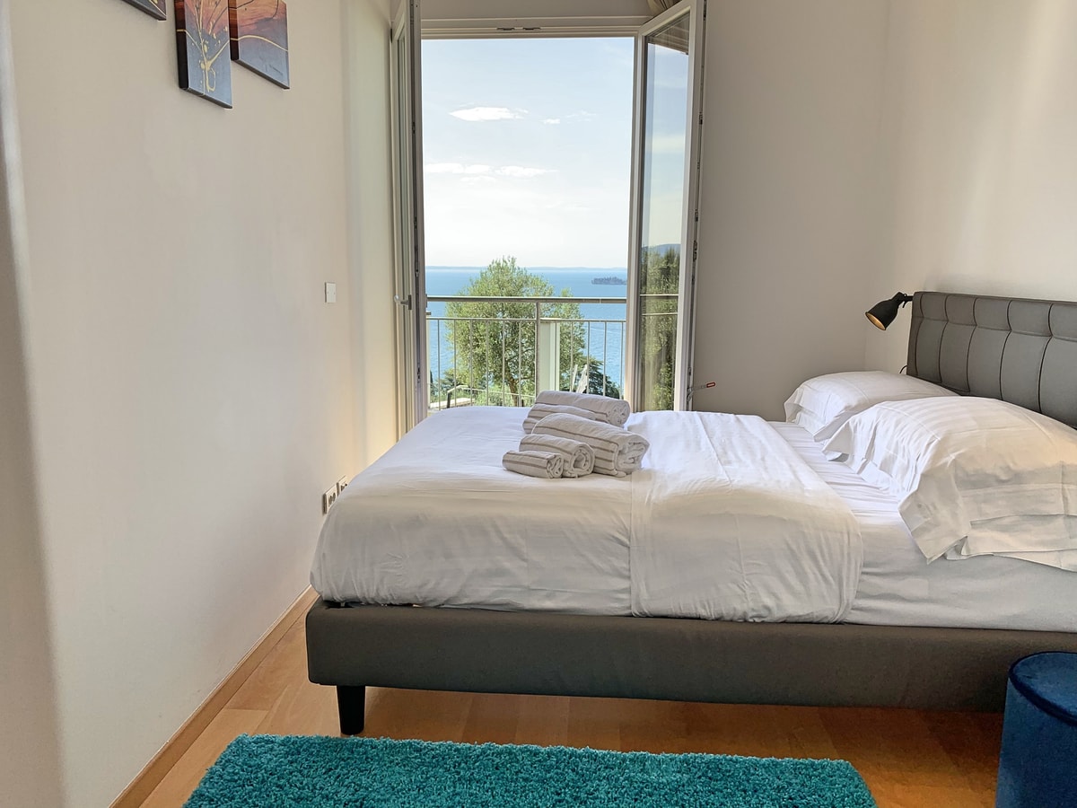 Villa Isotta - Lakeside villa with private pool 12 Italian Breaks