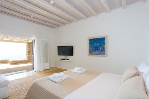 Luxury modern villa with a swimming pool and jacuzzi 15 My Villa Breaks